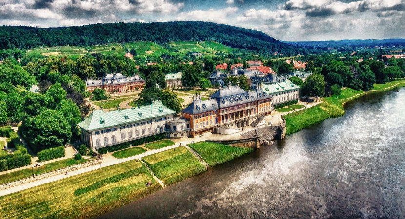 Schlosspark Pillnitz mit Hotel Slider Bild 1 groß